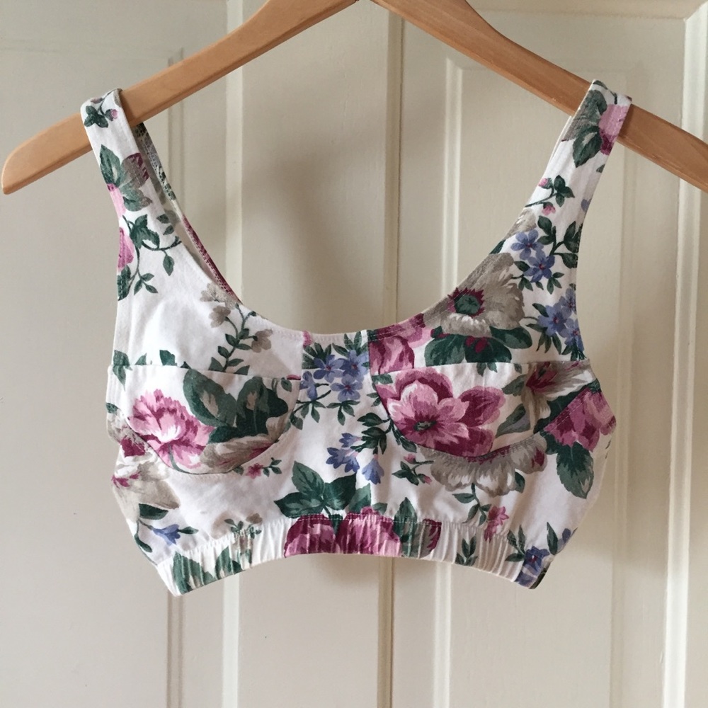 Cute 90’s sports bra or super crop floral print